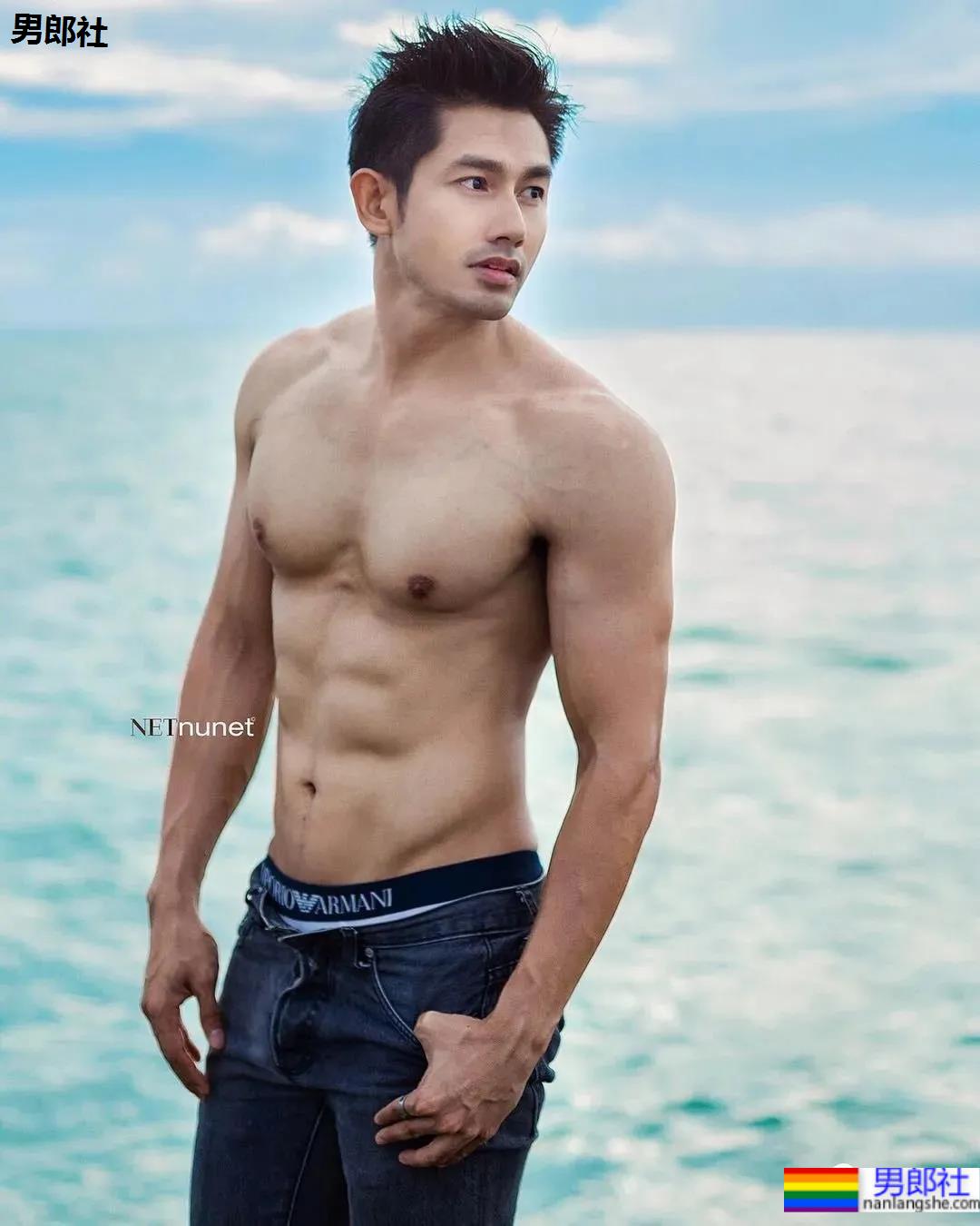 网红肌肉男拍写真大片被嘲太大了，网友：真不大！ - 51虹马