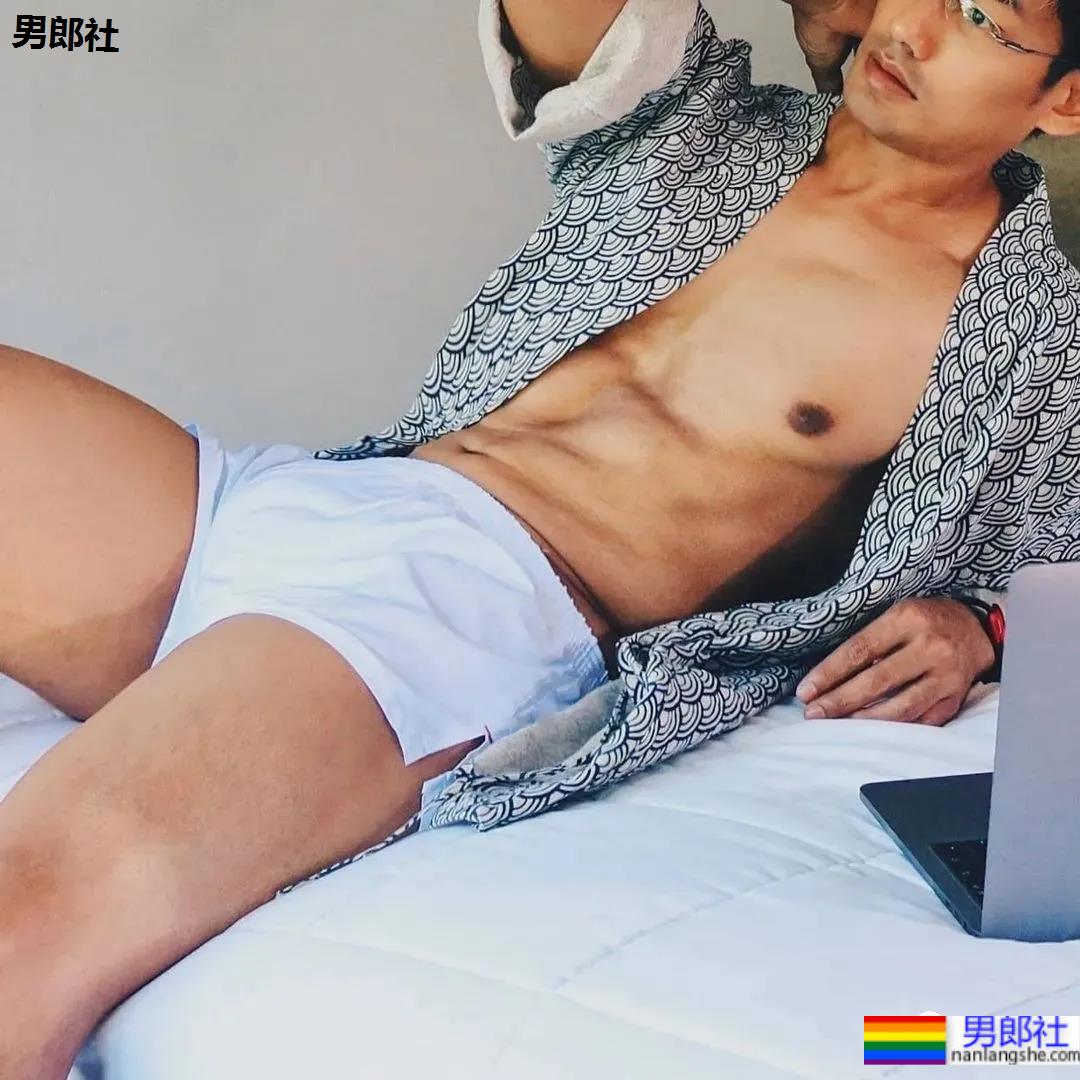 网红肌肉男拍写真大片被嘲太大了，网友：真不大！ - 51虹马