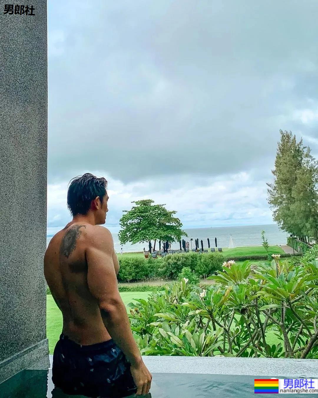 网红肌肉男拍写真大片被嘲太大了，网友：真不大！ - 51虹马