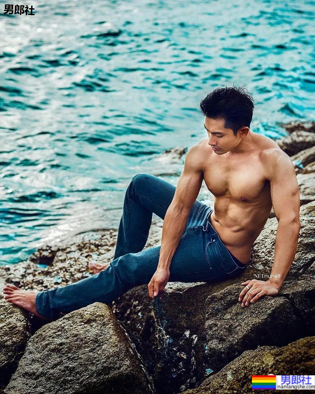 网红肌肉男拍写真大片被嘲太大了，网友：真不大！ - 51虹马