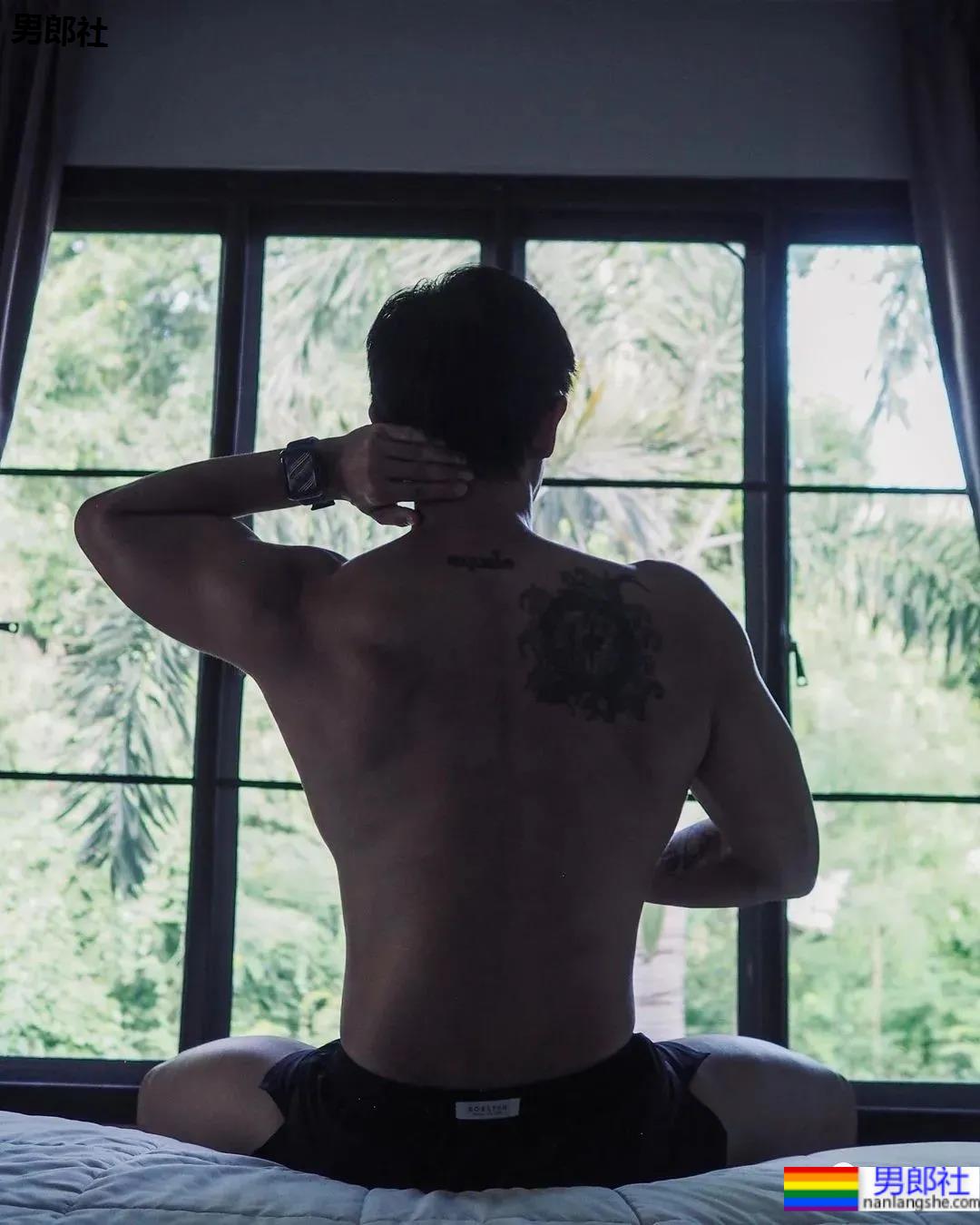 网红肌肉男拍写真大片被嘲太大了，网友：真不大！ - 51虹马