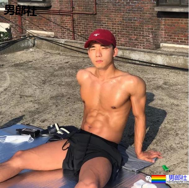 单眼皮网红小哥撞脸刘昊然?黑皮肌肉男最近太火了! - 51虹马 单眼皮网红小哥撞脸刘昊然?黑皮肌肉男最近太火了! - 51虹马