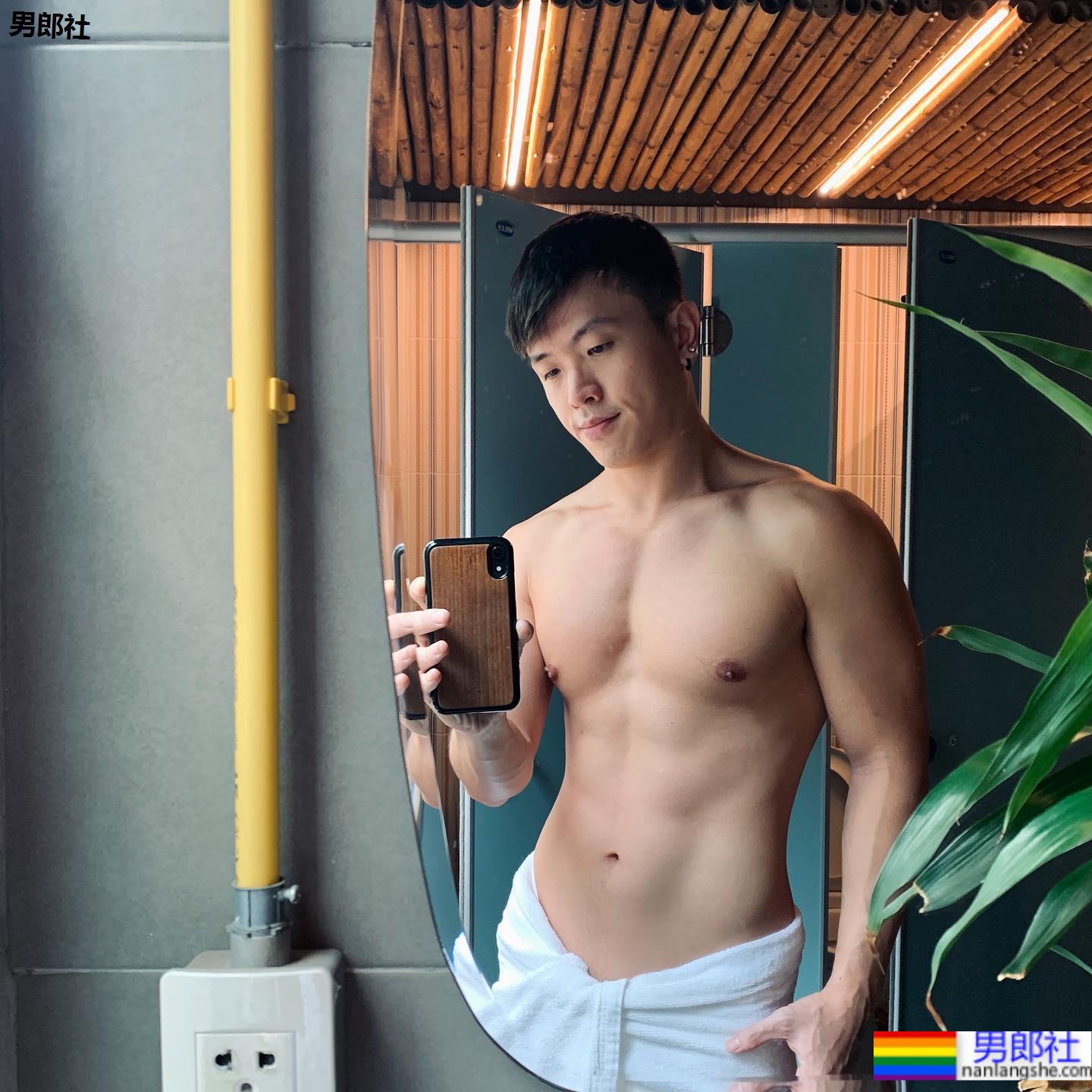 褪去书生外衣玩束缚：Yu-Wei Huang - 51虹马