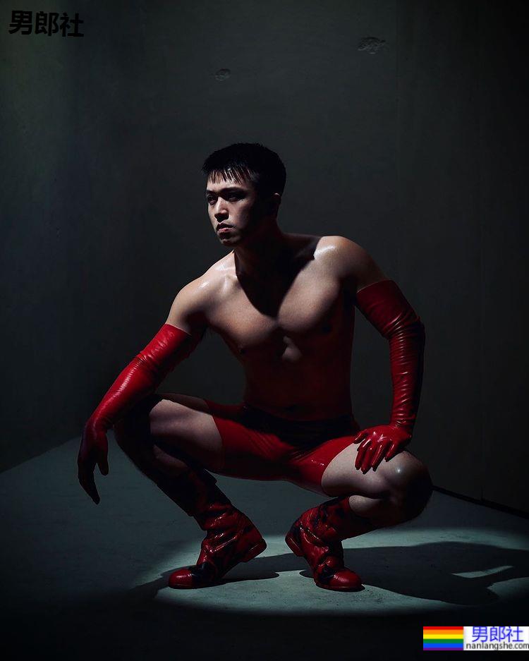 褪去书生外衣玩束缚：Yu-Wei Huang - 51虹马