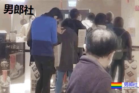 港版“刘姥姥”非礼男星拍裸照入狱，今与20岁小鲜肉约会 - 51虹马