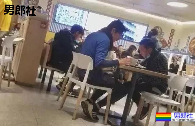 港版“刘姥姥”非礼男星拍裸照入狱，今与20岁小鲜肉约会 - 51虹马