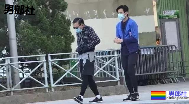 港版“刘姥姥”非礼男星拍裸照入狱，今与20岁小鲜肉约会 - 51虹马