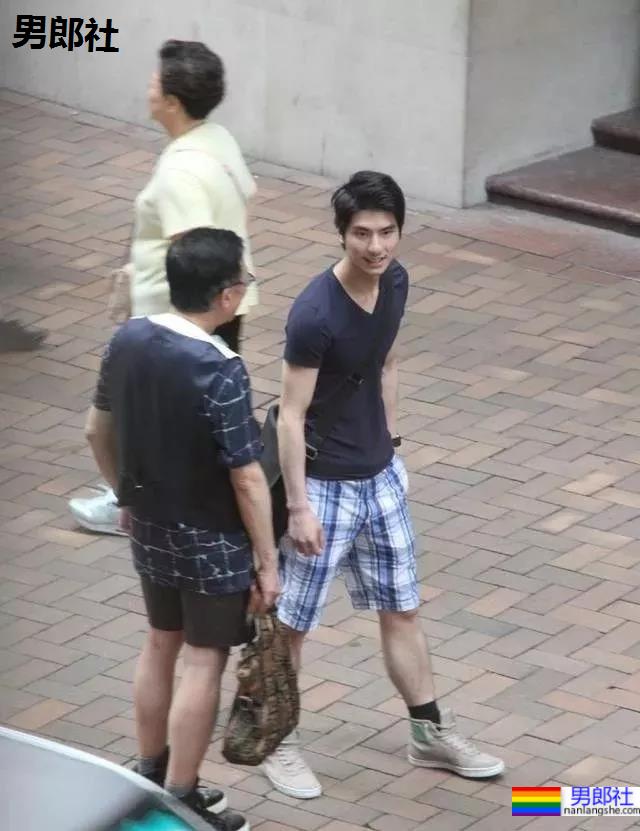 港版“刘姥姥”非礼男星拍裸照入狱，今与20岁小鲜肉约会 - 51虹马