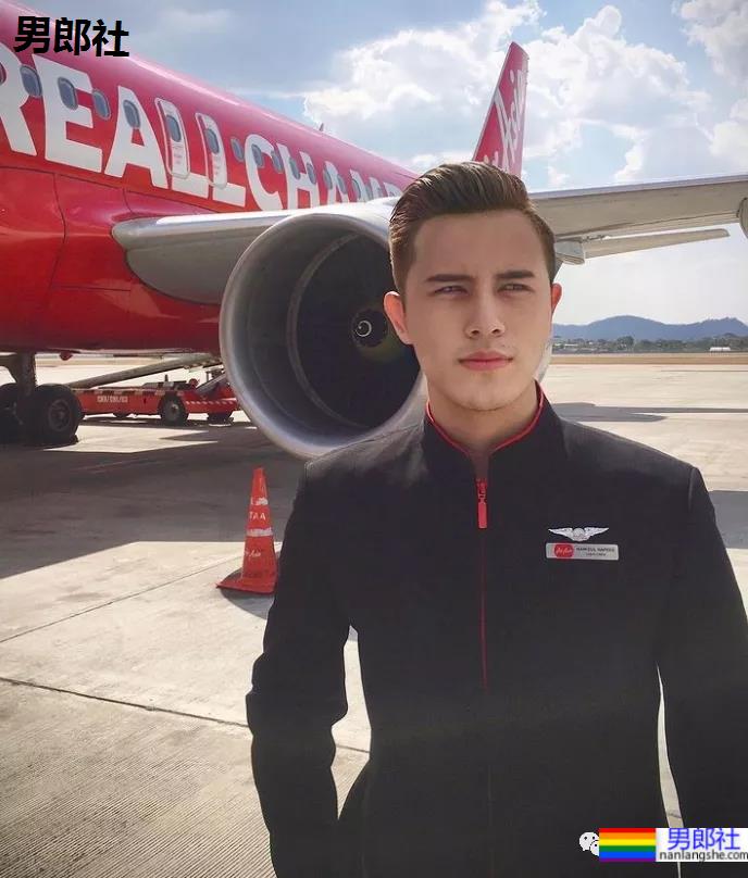 亚航空少成网红,狂发自拍只为兼职赚钱?-51虹马