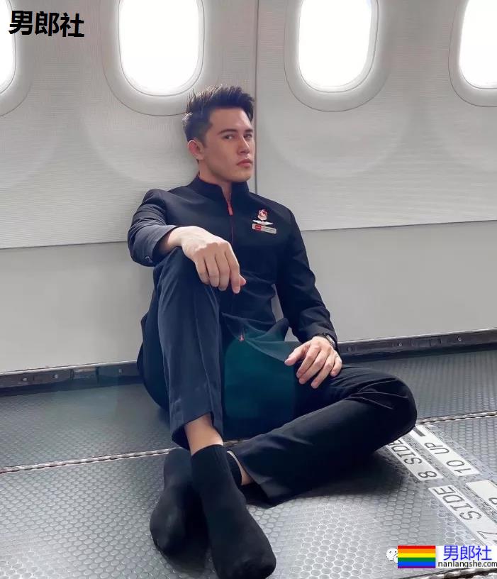 亚航空少成网红，狂发自拍只为兼职赚钱？ - 51虹马