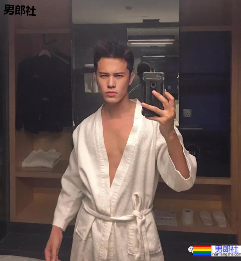 亚航空少成网红，狂发自拍只为兼职赚钱？ - 51虹马