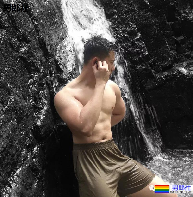 亚航空少成网红，狂发自拍只为兼职赚钱？ - 51虹马