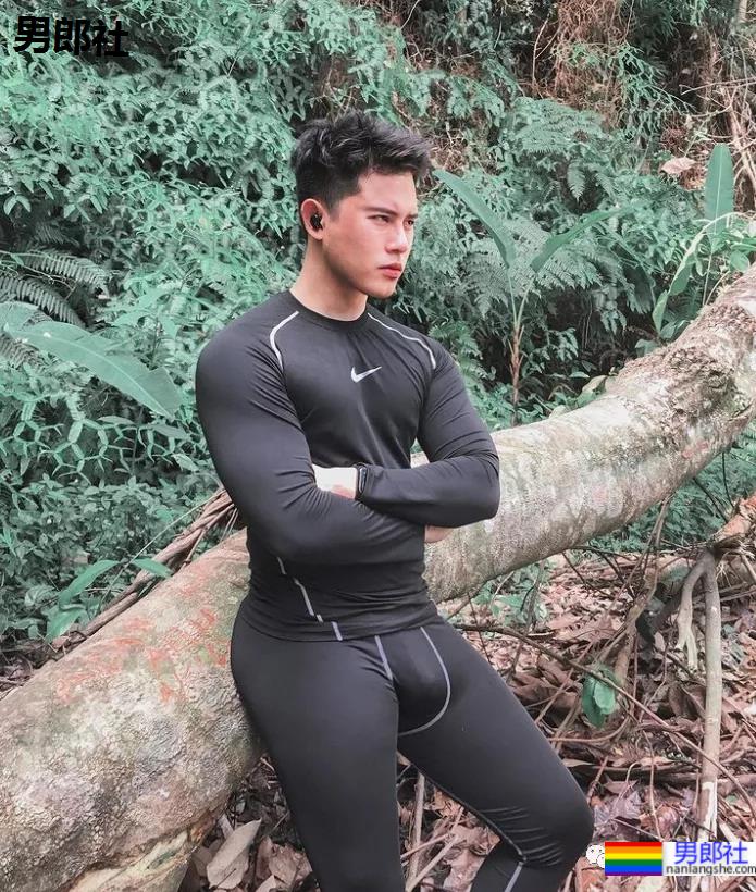 亚航空少成网红，狂发自拍只为兼职赚钱？ - 51虹马