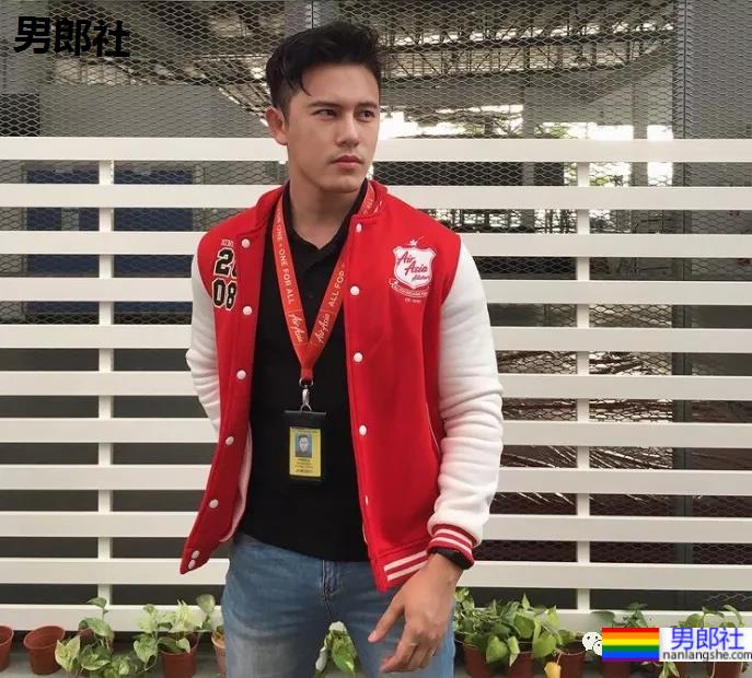 亚航空少成网红，狂发自拍只为兼职赚钱？ - 51虹马