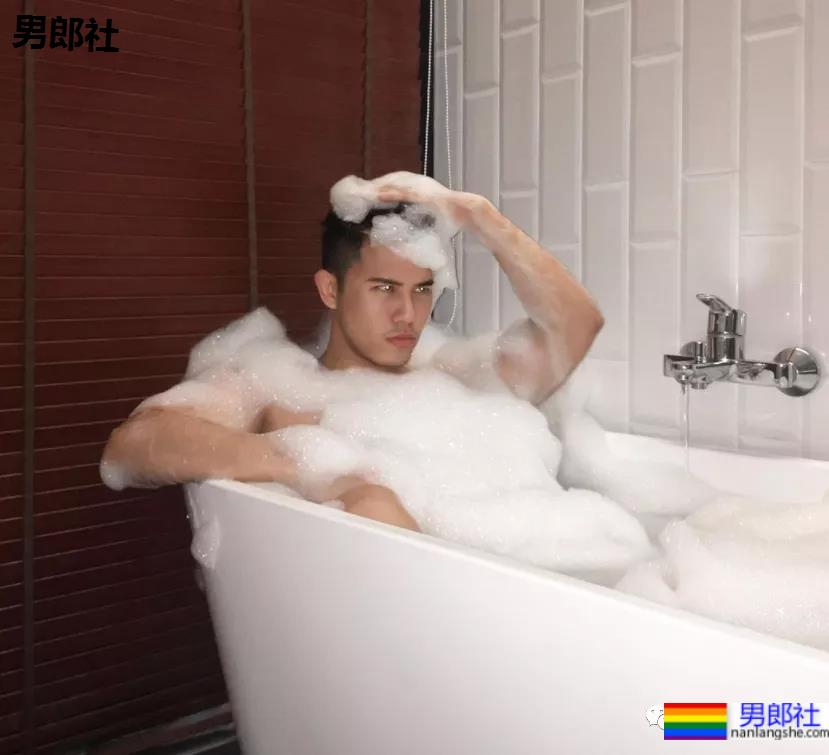 亚航空少成网红，狂发自拍只为兼职赚钱？ - 51虹马