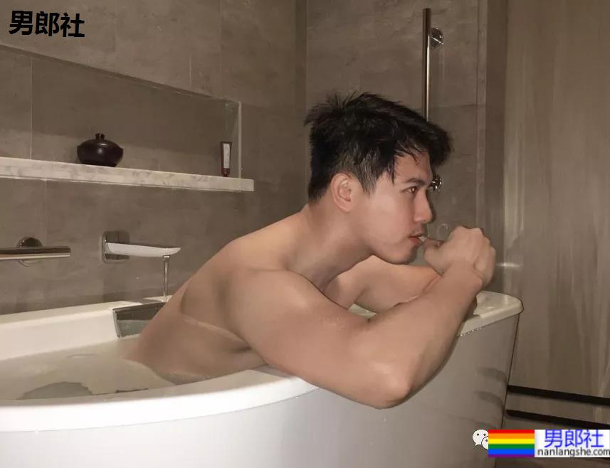 亚航空少成网红，狂发自拍只为兼职赚钱？ - 51虹马