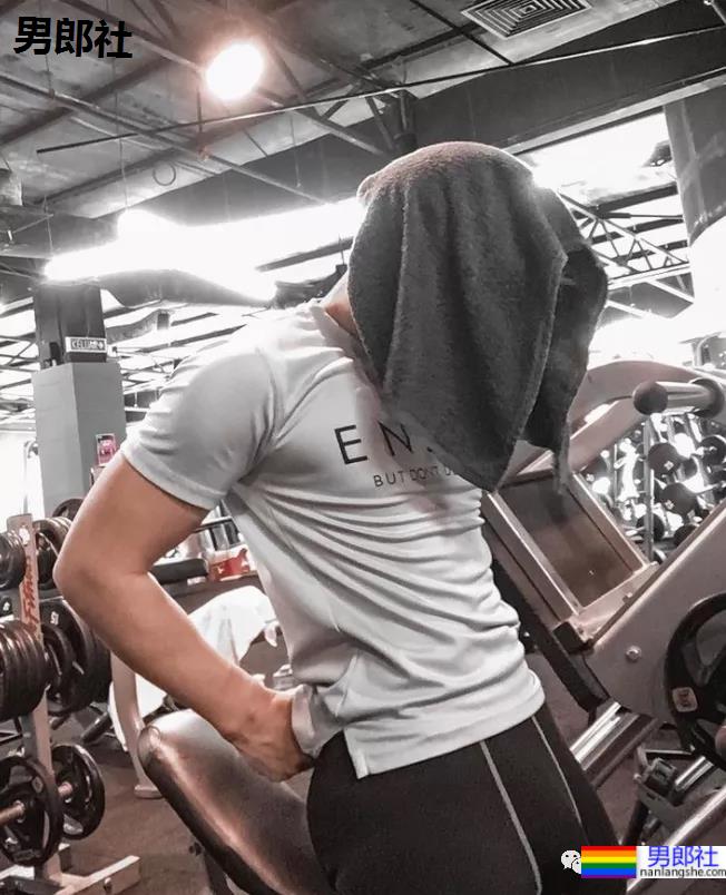 亚航空少成网红，狂发自拍只为兼职赚钱？ - 51虹马