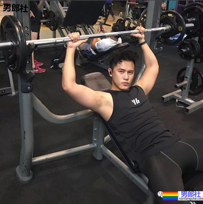 亚航空少成网红，狂发自拍只为兼职赚钱？ - 51虹马