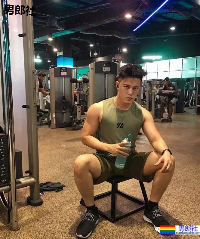 亚航空少成网红，狂发自拍只为兼职赚钱？ - 51虹马