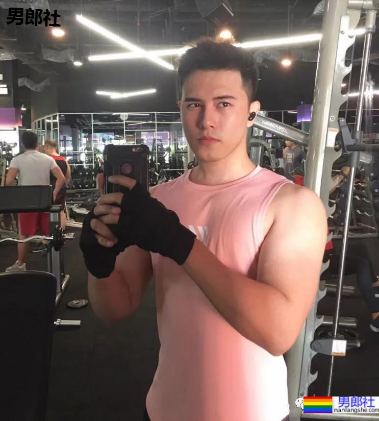 亚航空少成网红，狂发自拍只为兼职赚钱？ - 51虹马