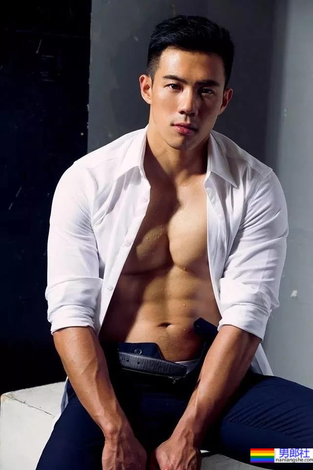 抢模特饭碗的肌肉医生最新大片一览，有1说1这身材未免也太犯规了! - 51虹马