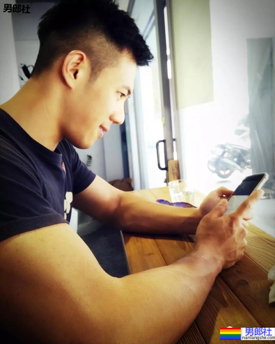 抢模特饭碗的肌肉医生最新大片一览，有1说1这身材未免也太犯规了! - 51虹马