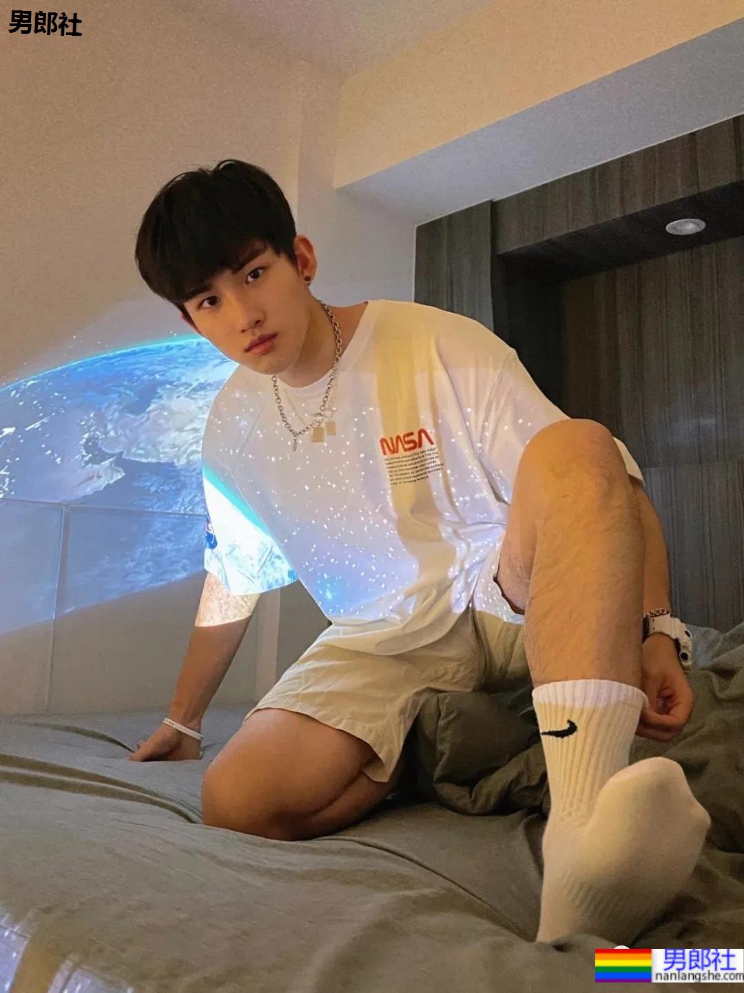 球服高中生小奶狗,穿起衬衫西装也帅的让人移不开眼睛!-51虹马