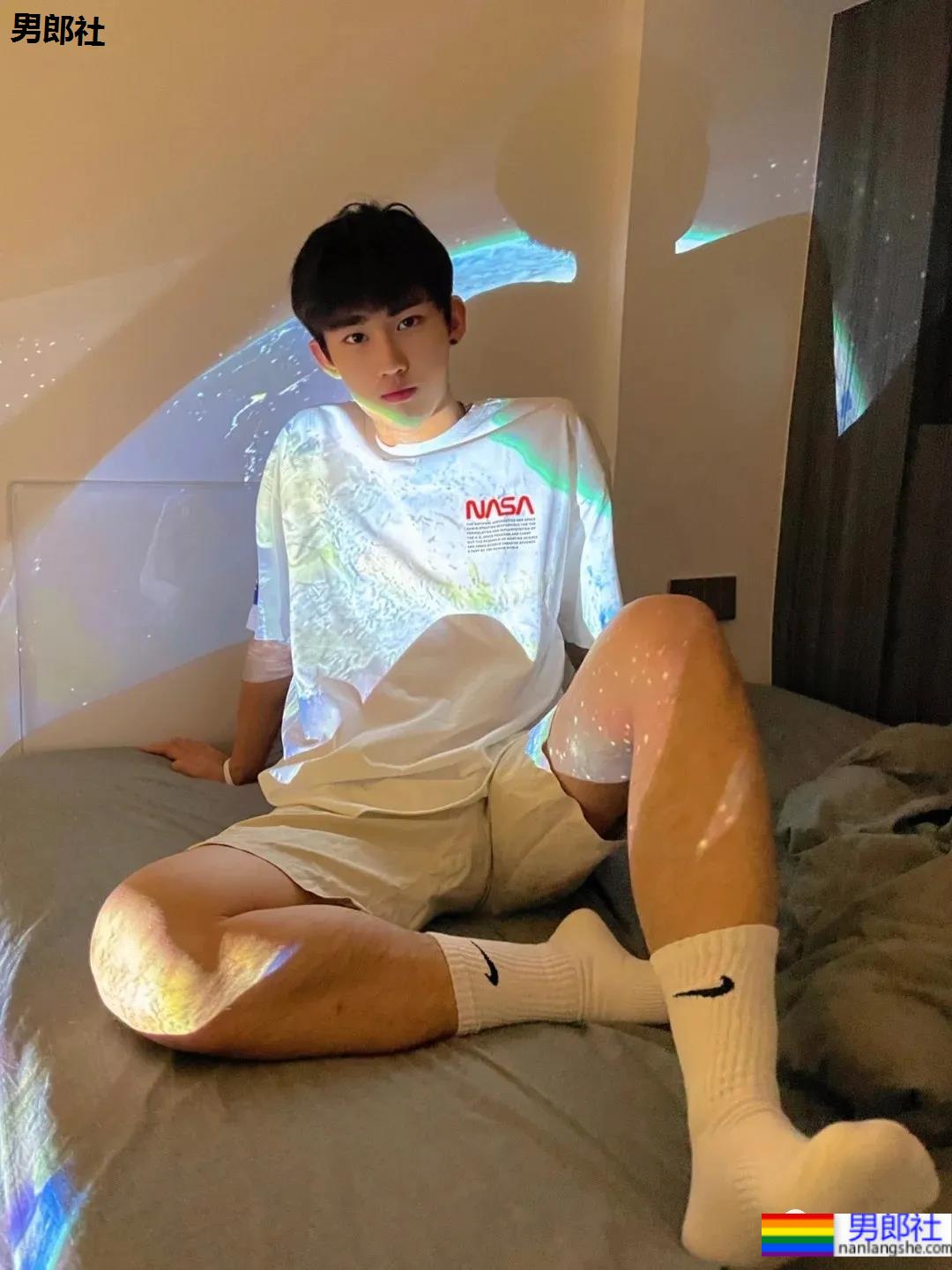 球服高中生小奶狗,穿起衬衫西装也帅的让人移不开眼睛! - 51虹马 球服高中生小奶狗,穿起衬衫西装也帅的让人移不开眼睛! - 51虹马