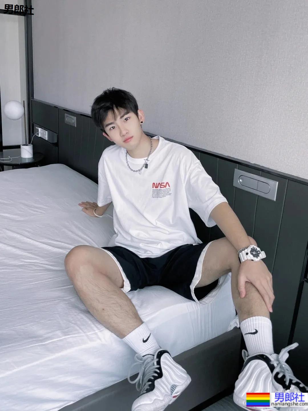 球服高中生小奶狗,穿起衬衫西装也帅的让人移不开眼睛! - 51虹马 球服高中生小奶狗,穿起衬衫西装也帅的让人移不开眼睛! - 51虹马