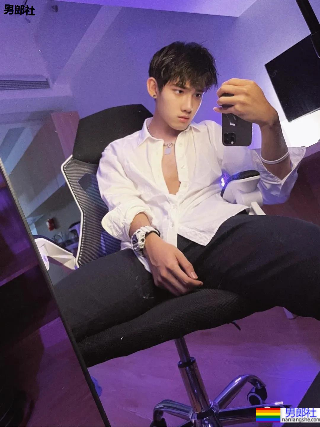 球服高中生小奶狗,穿起衬衫西装也帅的让人移不开眼睛! - 51虹马 球服高中生小奶狗,穿起衬衫西装也帅的让人移不开眼睛! - 51虹马