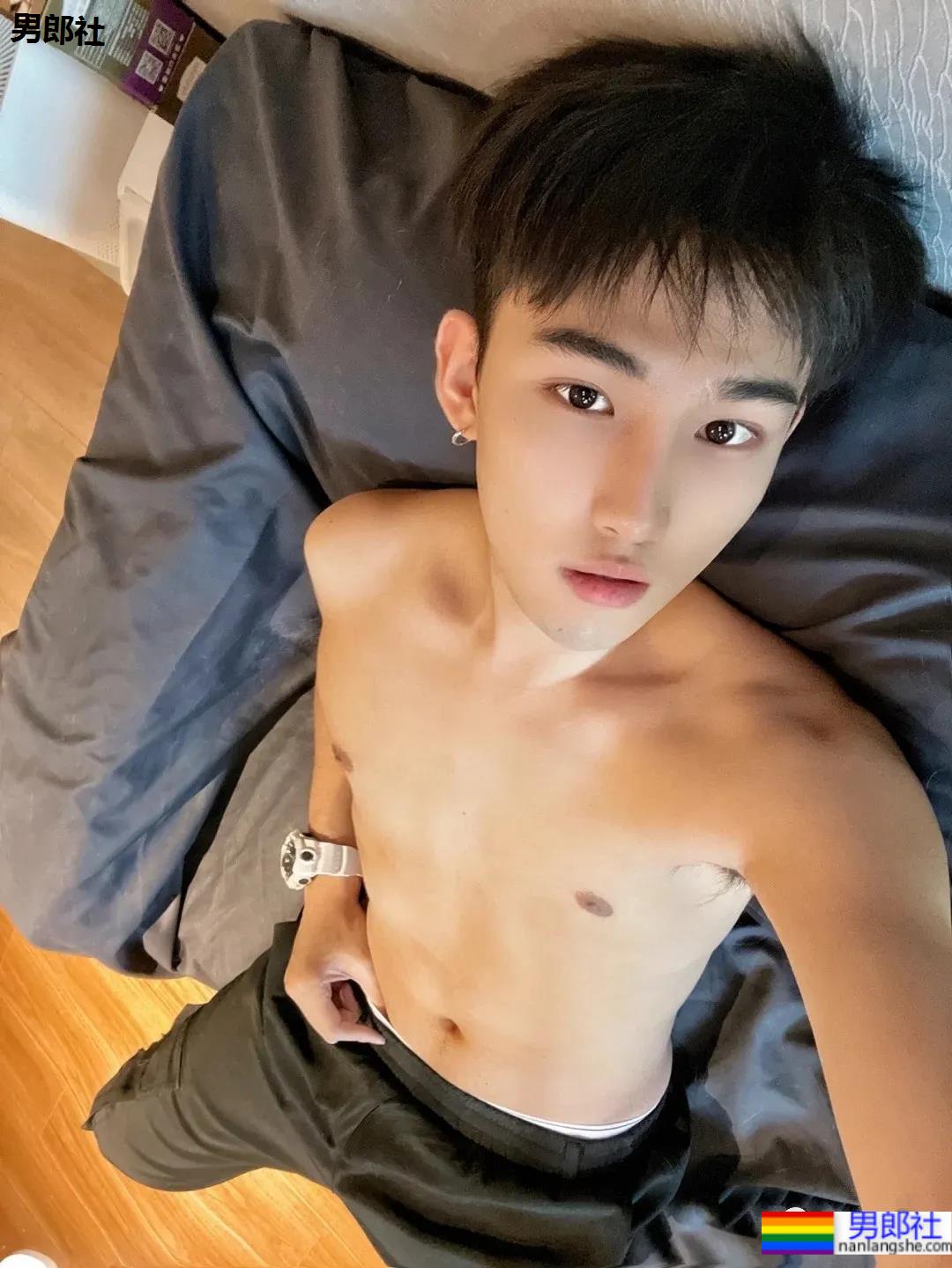 球服高中生小奶狗,穿起衬衫西装也帅的让人移不开眼睛! - 51虹马 球服高中生小奶狗,穿起衬衫西装也帅的让人移不开眼睛! - 51虹马