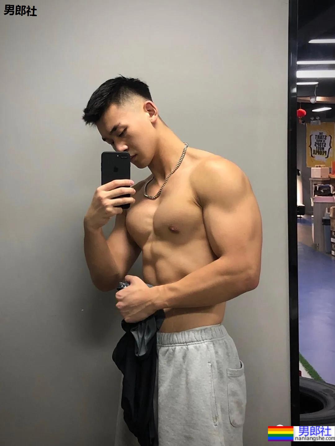 187铁直肌肉小哥，这身材你打多少分？ - 51虹马