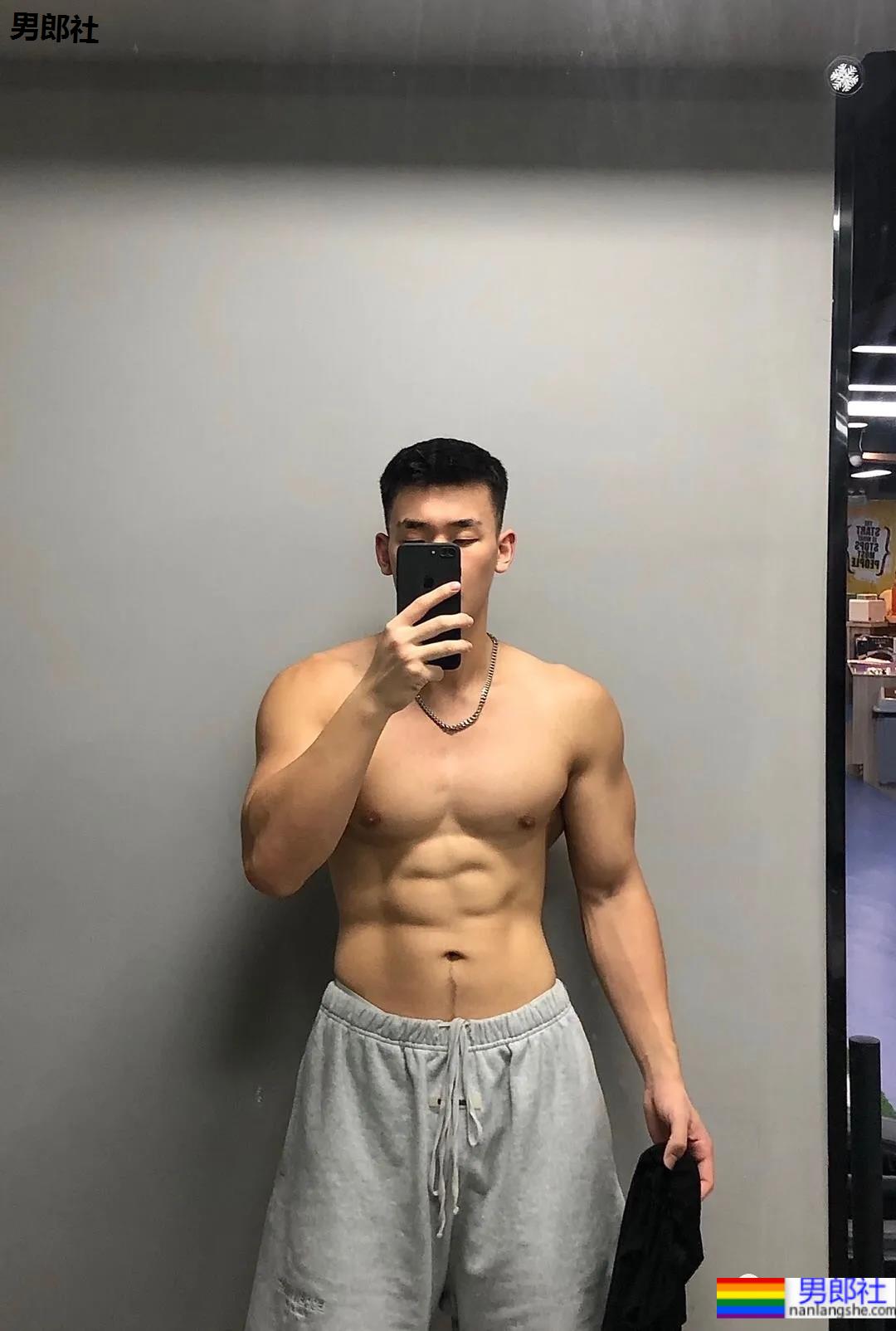 187铁直肌肉小哥，这身材你打多少分？ - 51虹马