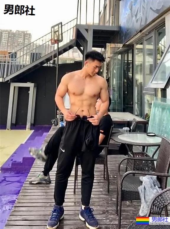 187铁直肌肉小哥，这身材你打多少分？ - 51虹马