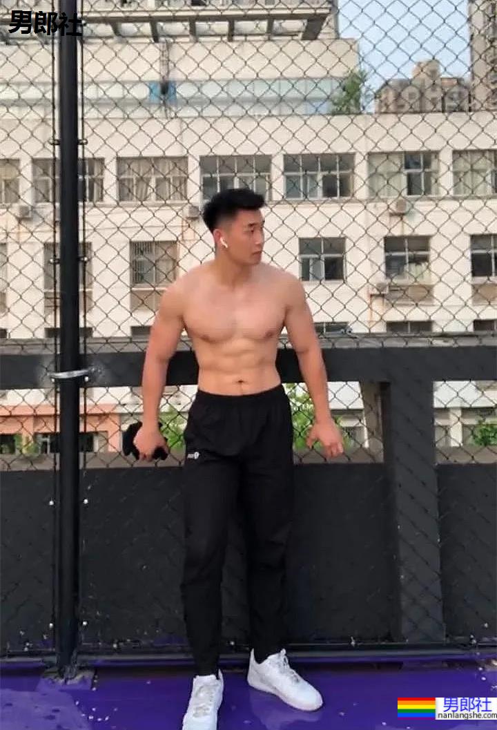 187铁直肌肉小哥，这身材你打多少分？ - 51虹马