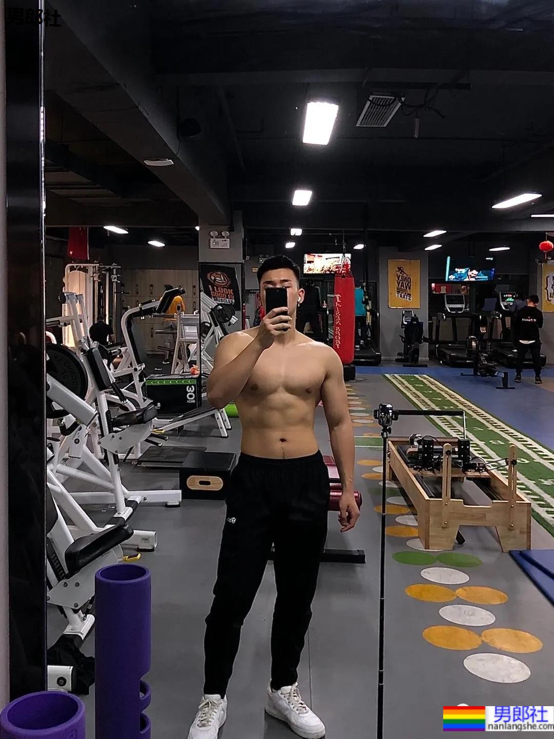 187铁直肌肉小哥，这身材你打多少分？ - 51虹马