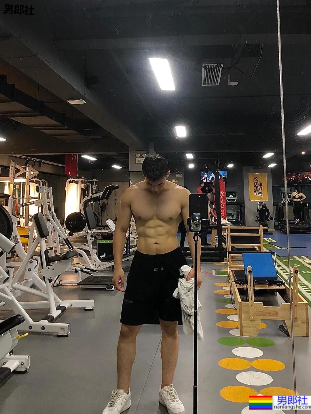 187铁直肌肉小哥，这身材你打多少分？ - 51虹马