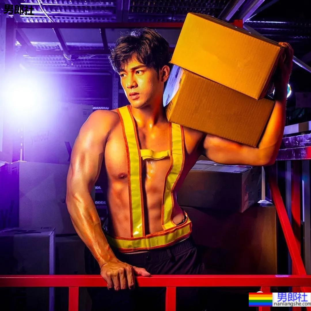 肌肉快递小哥竟是周杰伦背后的男模，这高鼻腹肌小狼狗也太抢眼了！-51虹马