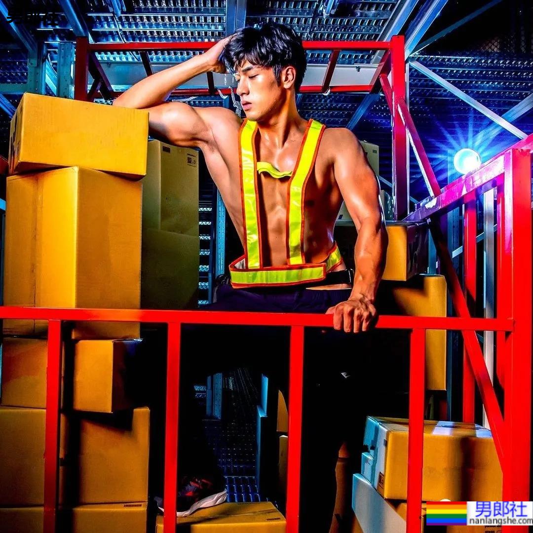 肌肉快递小哥竟是周杰伦背后的男模，这高鼻腹肌小狼狗也太抢眼了！ - 51虹马