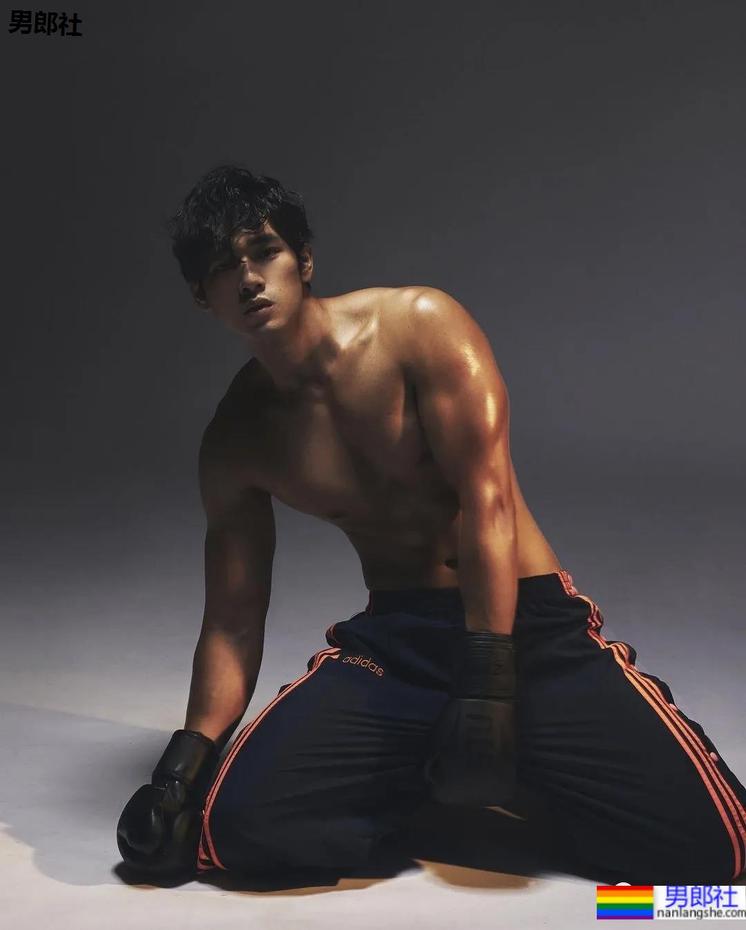 肌肉快递小哥竟是周杰伦背后的男模，这高鼻腹肌小狼狗也太抢眼了！ - 51虹马