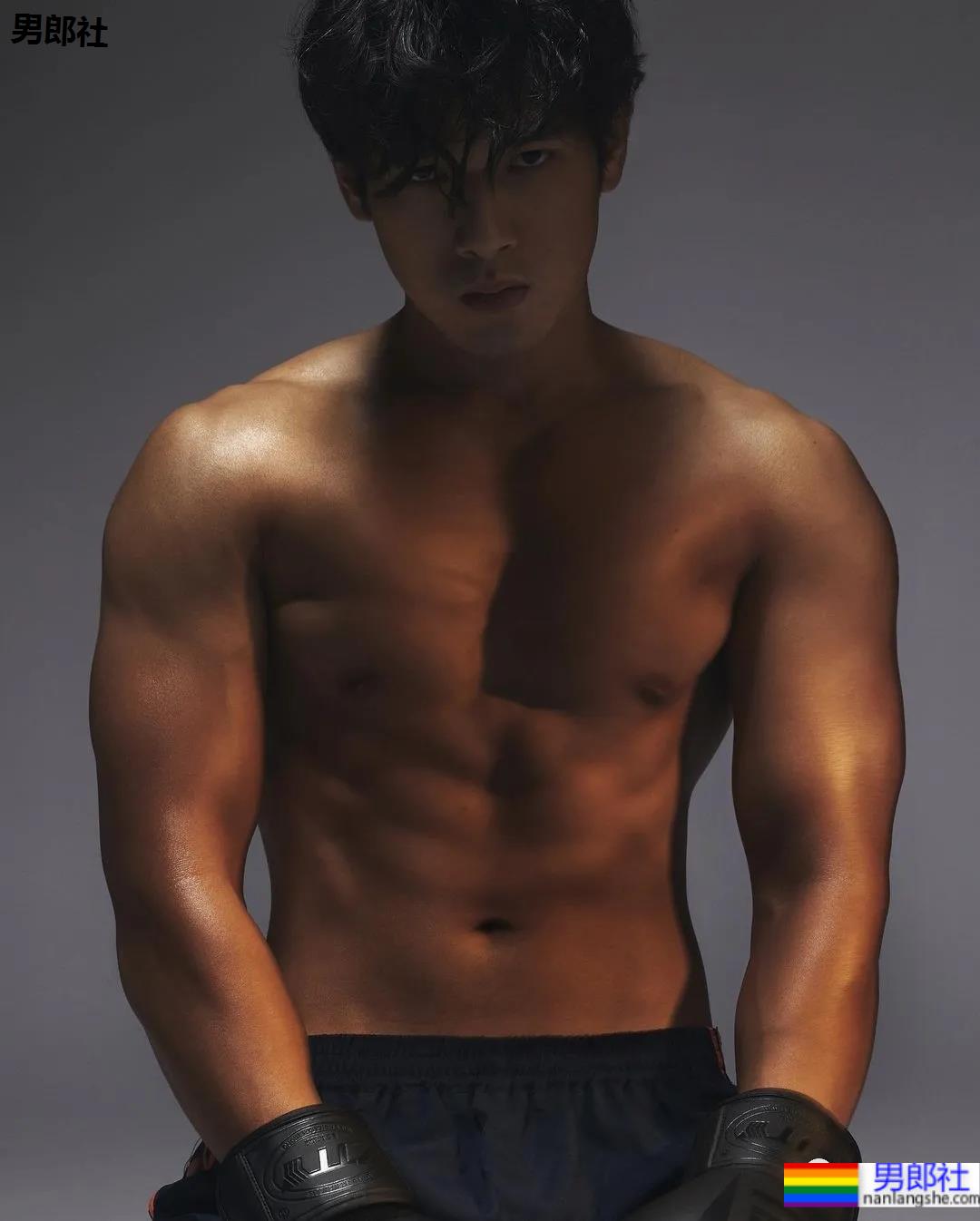 肌肉快递小哥竟是周杰伦背后的男模，这高鼻腹肌小狼狗也太抢眼了！ - 51虹马