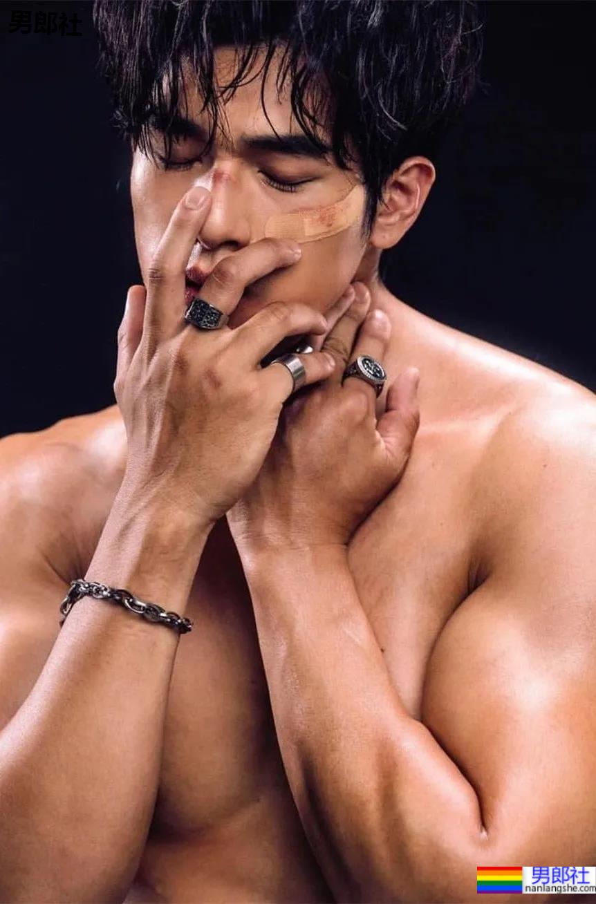 肌肉快递小哥竟是周杰伦背后的男模，这高鼻腹肌小狼狗也太抢眼了！ - 51虹马