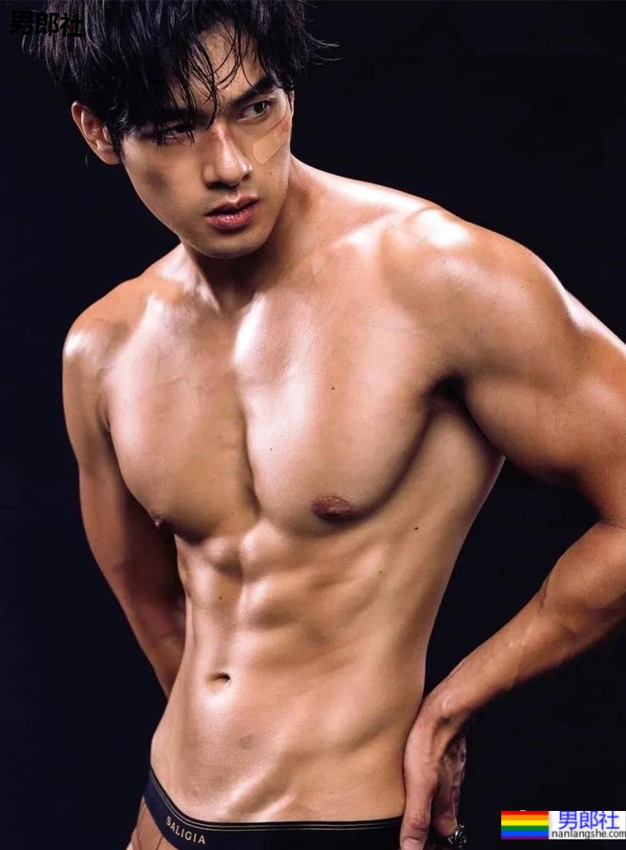 肌肉快递小哥竟是周杰伦背后的男模，这高鼻腹肌小狼狗也太抢眼了！ - 51虹马