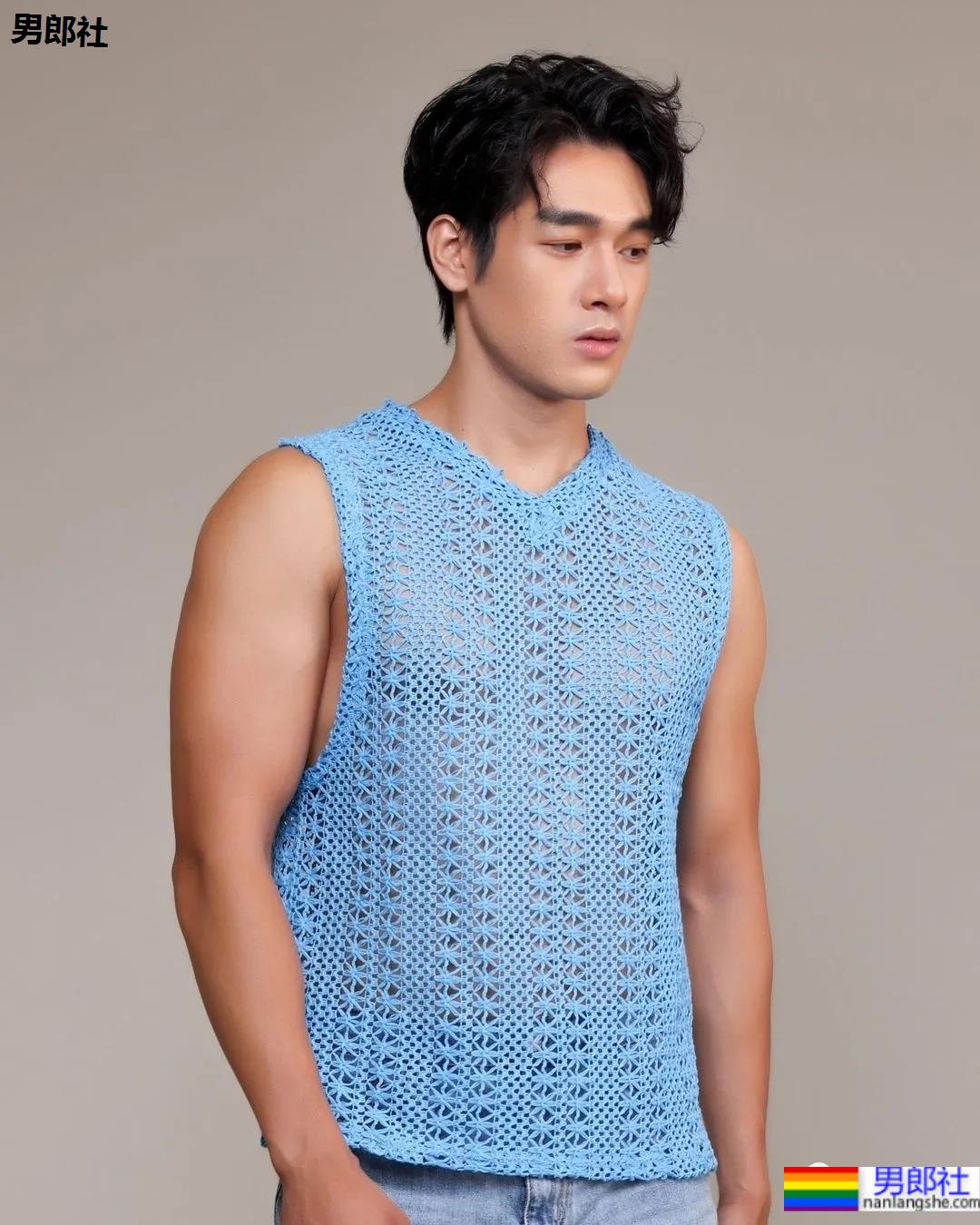 肌肉快递小哥竟是周杰伦背后的男模，这高鼻腹肌小狼狗也太抢眼了！ - 51虹马