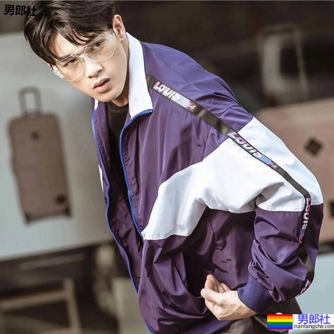 肌肉快递小哥竟是周杰伦背后的男模，这高鼻腹肌小狼狗也太抢眼了！ - 51虹马