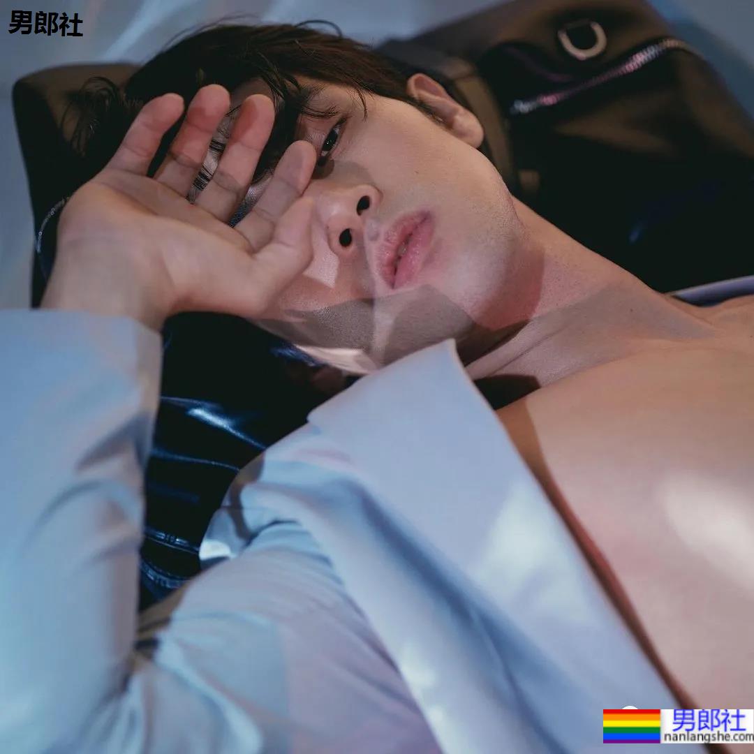 肌肉快递小哥竟是周杰伦背后的男模，这高鼻腹肌小狼狗也太抢眼了！ - 51虹马