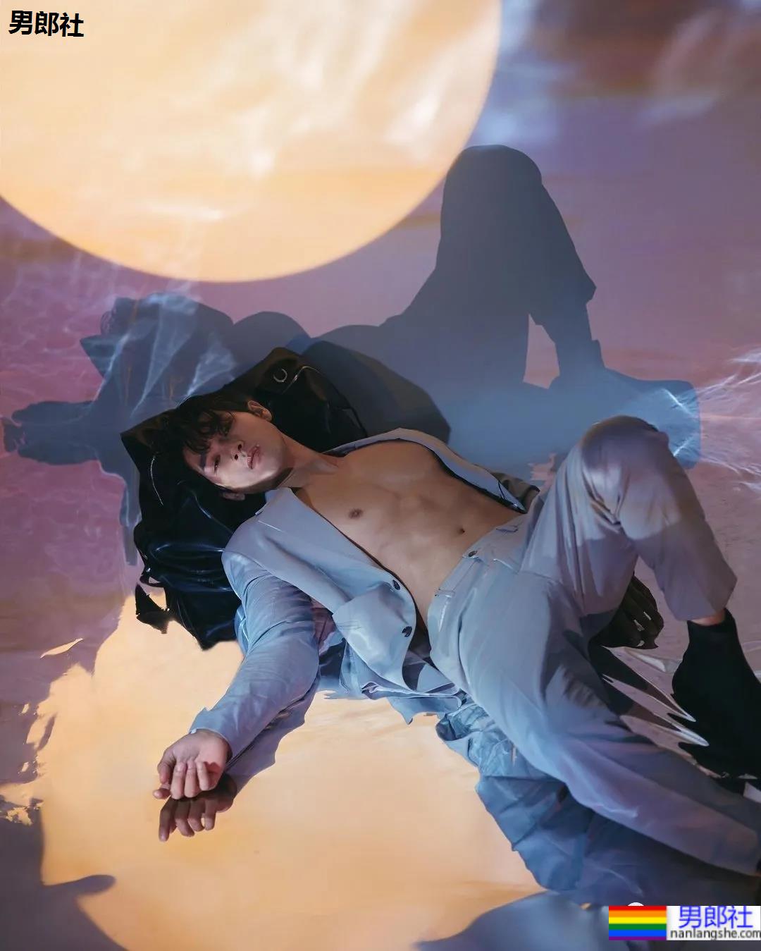 肌肉快递小哥竟是周杰伦背后的男模，这高鼻腹肌小狼狗也太抢眼了！ - 51虹马