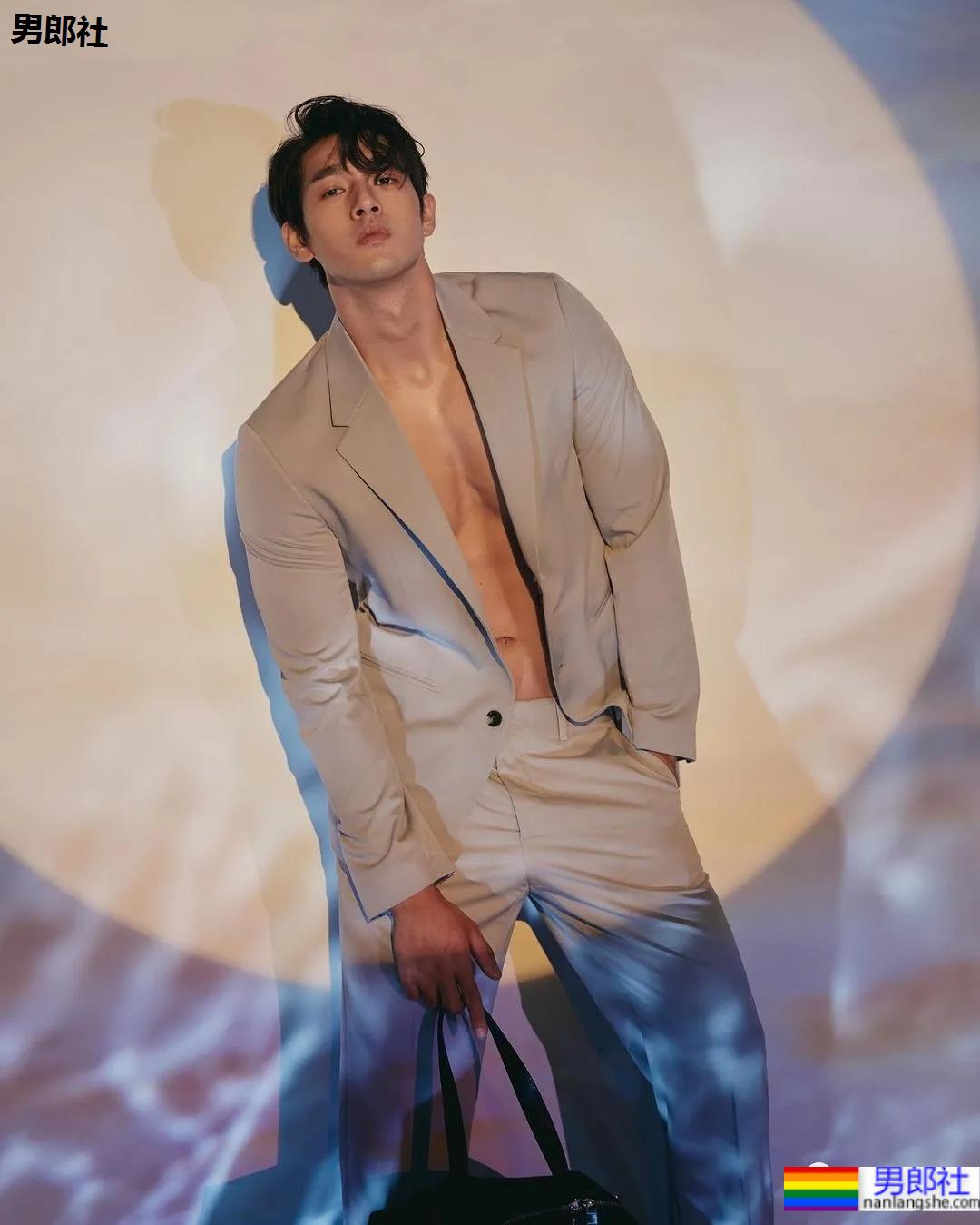 肌肉快递小哥竟是周杰伦背后的男模，这高鼻腹肌小狼狗也太抢眼了！ - 51虹马