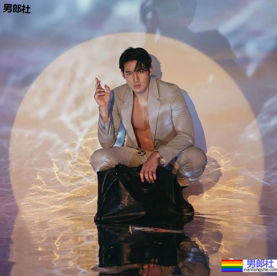 肌肉快递小哥竟是周杰伦背后的男模，这高鼻腹肌小狼狗也太抢眼了！ - 51虹马