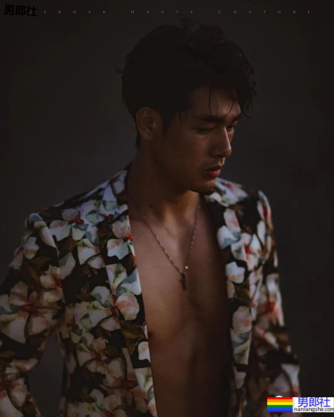 肌肉快递小哥竟是周杰伦背后的男模，这高鼻腹肌小狼狗也太抢眼了！ - 51虹马